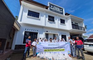 YBM PLN dan K3 PLN UP3 Ponorogo Berbagi sembako dan tanam pohon produktif untuk santri dhuafa di Pondok Al Mutaqqien Syarif, Pulung