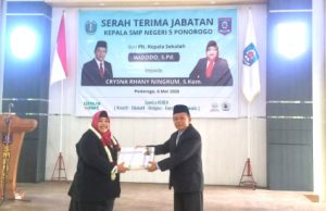 Pisah Sambut Kepala SMPN 5 Ponorogo: Widodo, S.Pd Torehkan 91 Piala, Crysna Rhany Ningrum, S.Kom Siap Tingkatkan Prestasi Spenla