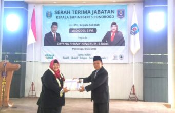 Pisah Sambut Kepala SMPN 5 Ponorogo: Widodo, S.Pd Torehkan 91 Piala, Crysna Rhany Ningrum, S.Kom Siap Tingkatkan Prestasi Spenla