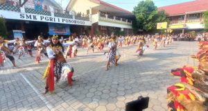 Spektakuler: Gelar Tari Massal 150 Jathil & 15 Dadak Merak, Peringatan Dies Natalis Ke-49 SMK PGRI 1 Ponorogo