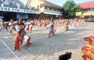 Spektakuler: Gelar Tari Massal 150 Jathil & 15 Dadak Merak, Peringatan Dies Natalis Ke-49 SMK PGRI 1 Ponorogo