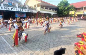 Spektakuler: Gelar Tari Massal 150 Jathil & 15 Dadak Merak, Peringatan Dies Natalis Ke-49 SMK PGRI 1 Ponorogo