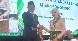 Momen Harkitnas: MTsN 1 Ponorogo Purnawiyata 323 Angkatan 47: Sukses Cetak Generasi Unggul, Inovatif & Kompetitif (UNIK)