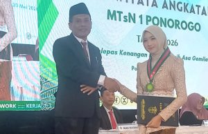 Momen Harkitnas: MTsN 1 Ponorogo Purnawiyata 323 Angkatan 47: Sukses Cetak Generasi Unggul, Inovatif & Kompetitif (UNIK)