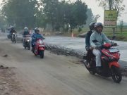DPUPKP Ponorogo Cor Ruas Pertigaan Sewelut Ke Timur, Kendaraan Melintas Lewat Pinggir Buka Tutup