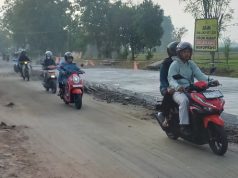 DPUPKP Ponorogo Cor Ruas Pertigaan Sewelut Ke Timur, Kendaraan Melintas Lewat Pinggir Buka Tutup
