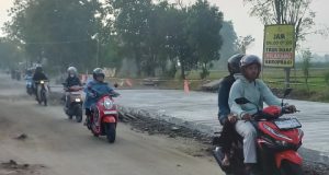 DPUPKP Ponorogo Cor Ruas Pertigaan Sewelut Ke Timur, Kendaraan Melintas Lewat Pinggir Buka Tutup