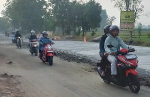 DPUPKP Ponorogo Cor Ruas Pertigaan Sewelut Ke Timur, Kendaraan Melintas Lewat Pinggir Buka Tutup