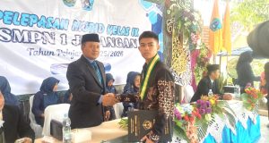 Sederhana Sarat Makna, SMPN 1 Jenangan Pilih Baju Batik untuk Pelepasan 208 Siswa IX & Panen Prestasi
