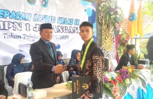 Sederhana Sarat Makna, SMPN 1 Jenangan Pilih Baju Batik untuk Pelepasan 208 Siswa IX & Panen Prestasi