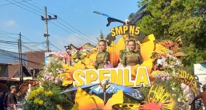 SPENLA Keren! Pesona Mobil Hias Kupu-Kupu SMPN 5 Ponorogo Usung Tema Metamorfosis Jiwa Muda: Menembus Batas, Menggapai Prestasi
