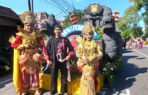 Sentuhan Klasik & Estetik, SMPN 1 Ponorogo Visualisasi Raja Bhre Wengker di Pawai Lintas Sejarah