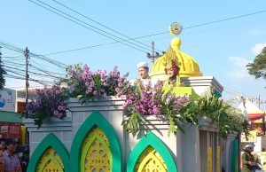 Usung Sejarah Ki Ageng Kutu: Mobil Hias Berkubah Emas MAN 2 Ponorogo Usung Pesan Religius & Berbudaya