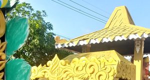 Pawai Lintas Sejarah, SMKN 1 Mlarak Hadirkan Kemegahan Mobil Hias Joglo dan Prajurit Dewa Sima