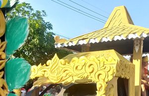 Pawai Lintas Sejarah, SMKN 1 Mlarak Hadirkan Kemegahan Mobil Hias Joglo dan Prajurit Dewa Sima