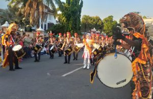 Military Drumband Gita Ksatria Sterida Magnet Baru Kirab Grebeg Suro: Tampil Gagah & Disiplin Tegaskan Identitas Kuat SMK PGRI 2 Ponorogo