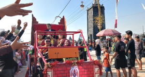 Mobil Hias Simbol Kerajaan Karya Inovatif Siswa & Guru SMK PGRI Somoroto Pukau Kirab Grebeg Tutup Suro Bantarangin