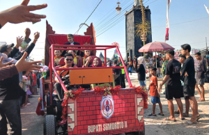 Mobil Hias Simbol Kerajaan Karya Inovatif Siswa & Guru SMK PGRI Somoroto Pukau Kirab Grebeg Tutup Suro Bantarangin