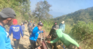 Warga & Relawan Tambal Sendiri Jalan Wringinanom–Gajah Sambit Ponorogo, Kecewa Bertahun-Tahun Menunggu Perbaikan