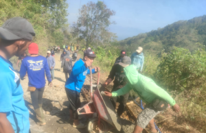 Warga & Relawan Tambal Sendiri Jalan Wringinanom–Gajah Sambit Ponorogo, Kecewa Bertahun-Tahun Menunggu Perbaikan
