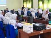 Sambut Hari Kemerdekaan RI, Tim K3L Bersama Srikandi PLN UP3 Ponorogo Edukasi Keselamatan Ketenagalistrikan dan Kenalkan PLN Mobile di SMKN 2 Trenggalek