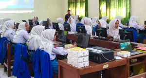 Sambut Hari Kemerdekaan RI, Tim K3L Bersama Srikandi PLN UP3 Ponorogo Edukasi Keselamatan Ketenagalistrikan dan Kenalkan PLN Mobile di SMKN 2 Trenggalek