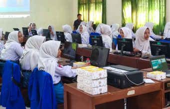 Sambut Hari Kemerdekaan RI, Tim K3L Bersama Srikandi PLN UP3 Ponorogo Edukasi Keselamatan Ketenagalistrikan dan Kenalkan PLN Mobile di SMKN 2 Trenggalek