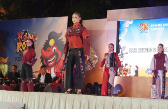 Karya Murid SMKN 2 Ponorogo Tampil Memukau di Street Fashion Carnival Ponorogo Creative Festival 2026
