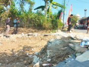 Gegara Orang Ketiga, Rumah & Toko di Watubonang Ponorogo Dirobohkan Paksa Pakai Alat Berat
