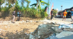 Gegara Orang Ketiga, Rumah & Toko di Watubonang Ponorogo Dirobohkan Paksa Pakai Alat Berat