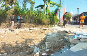 Gegara Orang Ketiga, Rumah & Toko di Watubonang Ponorogo Dirobohkan Paksa Pakai Alat Berat