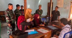 Urus KTP & KK Nggak Perlu Jauh-jauh Lagi! Satgas TMMD Ponorogo Gandeng Dukcapil Jemput Bola ke Desa Bulu Lor