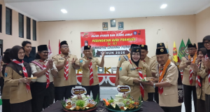 Kado Istimewa, Ka Kwarcab Ponorogo Terima Lencana Darma Bakti di Malam Sujud Syukur & Ulang Janji Peringatan Hari Pramuka Ke-65
