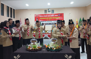 Kado Istimewa, Ka Kwarcab Ponorogo Terima Lencana Darma Bakti di Malam Sujud Syukur & Ulang Janji Peringatan Hari Pramuka Ke-65