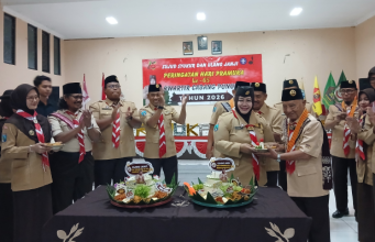 Kado Istimewa, Ka Kwarcab Ponorogo Terima Lencana Darma Bakti di Malam Sujud Syukur & Ulang Janji Peringatan Hari Pramuka Ke-65