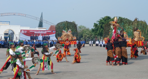Spektakuler, Reog Singo Taruno Budoyo SMPN 1 Ponorogo Memukau Detik-Detik Proklamasi HUT Ke-81 RI di Alun-Alun