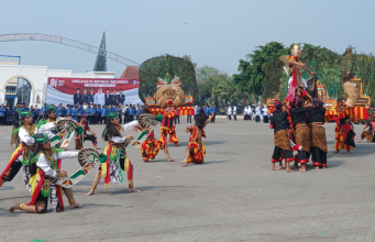 Spektakuler, Reog Singo Taruno Budoyo SMPN 1 Ponorogo Memukau Detik-Detik Proklamasi HUT Ke-81 RI di Alun-Alun