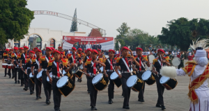Dipilih Langsung Plt Bupati, Military Drum Band Gita Ksatria Sterida SMK PGRI 2 Ponorogo Tampil Spektakuler di Penurunan Bendera HUT RI Ke-81