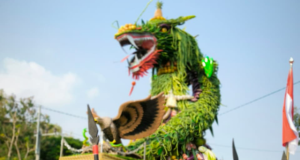 Cinta Budaya, SMKN 1 Sawoo Ponorogo Tampilkan Replika Naga Raksasa Dari Hasil Bumi di Kirab Boyong Keprabon Kepanewon