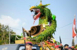 Cinta Budaya, SMKN 1 Sawoo Ponorogo Tampilkan Replika Naga Raksasa Dari Hasil Bumi di Kirab Boyong Keprabon Kepanewon