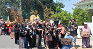Ribuan Wafer, Es Teh & Jeruk Dibagikan ALMIBA 34 di Kirab Budaya ATKI PPWS Ngabar Ponorogo: Definisi “Alumni Sayang Adike”