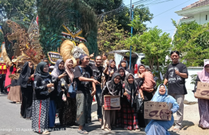 Ribuan Wafer, Es Teh & Jeruk Dibagikan ALMIBA 34 di Kirab Budaya ATKI PPWS Ngabar Ponorogo: Definisi “Alumni Sayang Adike”