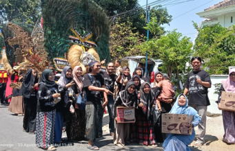 Ribuan Wafer, Es Teh & Jeruk Dibagikan ALMIBA 34 di Kirab Budaya ATKI PPWS Ngabar Ponorogo: Definisi “Alumni Sayang Adike”