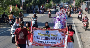 Spektakuler! SMPN 1 Slahung Suguhkan Reog Krida Jaya Manunggal, Marching Band Gita Suara Esnesa, Fashion Maskot & Etnik Papua di Kirab Joyonegoro