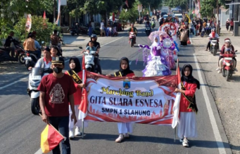 Spektakuler! SMPN 1 Slahung Suguhkan Reog Krida Jaya Manunggal, Marching Band Gita Suara Esnesa, Fashion Maskot & Etnik Papua di Kirab Joyonegoro