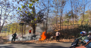 Kobaran Api Dekati Pemukiman di Slahung & Bungkal, TNI & Polri Ponorogo Padamkan Karhutla hingga Malam