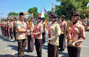 Prestasi Gemilang, Pramuka SMAN 1 Ponorogo Raih 5 Piala Lomba Kirab & Karnaval HUT Ke-65 Pramuka