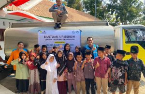 Semarak Hari Pelanggan Nasional 2026, YBM PLN UP3 Ponorogo Gandeng Islamic Center Salurkan 24 Ribu Liter Air Bersih untuk Warga Pulung