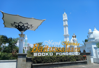 Kemegahan Masjid Marinda Baitussalaam Sooko Ponorogo: Masjid Putih Megah & Miniatur Ka’bah