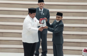 1 Abad Pondok Modern Gontor, Dari “Nggon Kotor” Menjadi Inspirator: Presiden Prabowo Terima Buku & Mushaf Karya Santri
